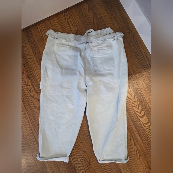 Mid Rise Boyfriend Capri - Picture 4 of 7